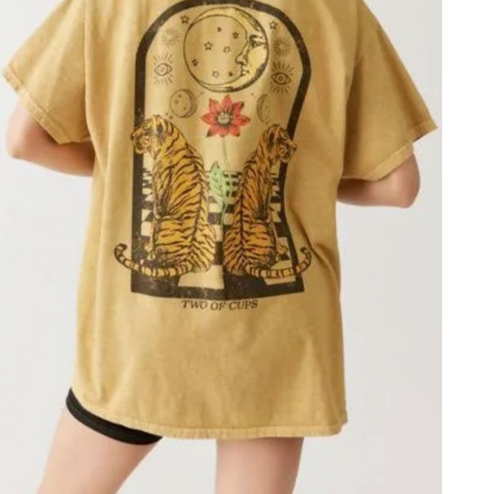 ISO….DO NOT PURCHASE……..TAG ME IF YOU HAVE THIS TEE AVAILABLE FOR PURCHASE ☺️